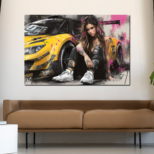 Quadro pop art donna tatuata davanti a un'auto sportiva