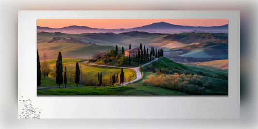 Quadro panoramico paesaggio toscano al tramonto su parete bianca – come pulire i quadri