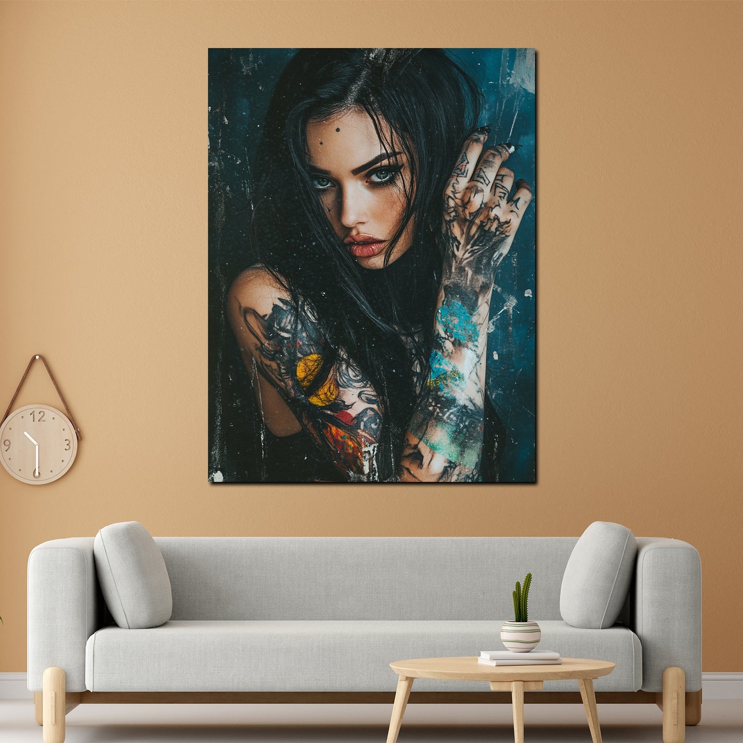 Quadro donna tatuata sguardo intenso moderno misterioso