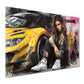 Quadro pop art donna tatuata davanti a un'auto sportiva