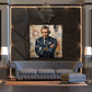 Agente 007 a braccia conserte davanti a muro graffiti quadro