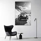 Auto d'epoca decappottabile sulle Alpi innevate bianco nero quadro