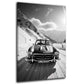 Auto d'epoca decappottabile sulle Alpi innevate bianco nero quadro