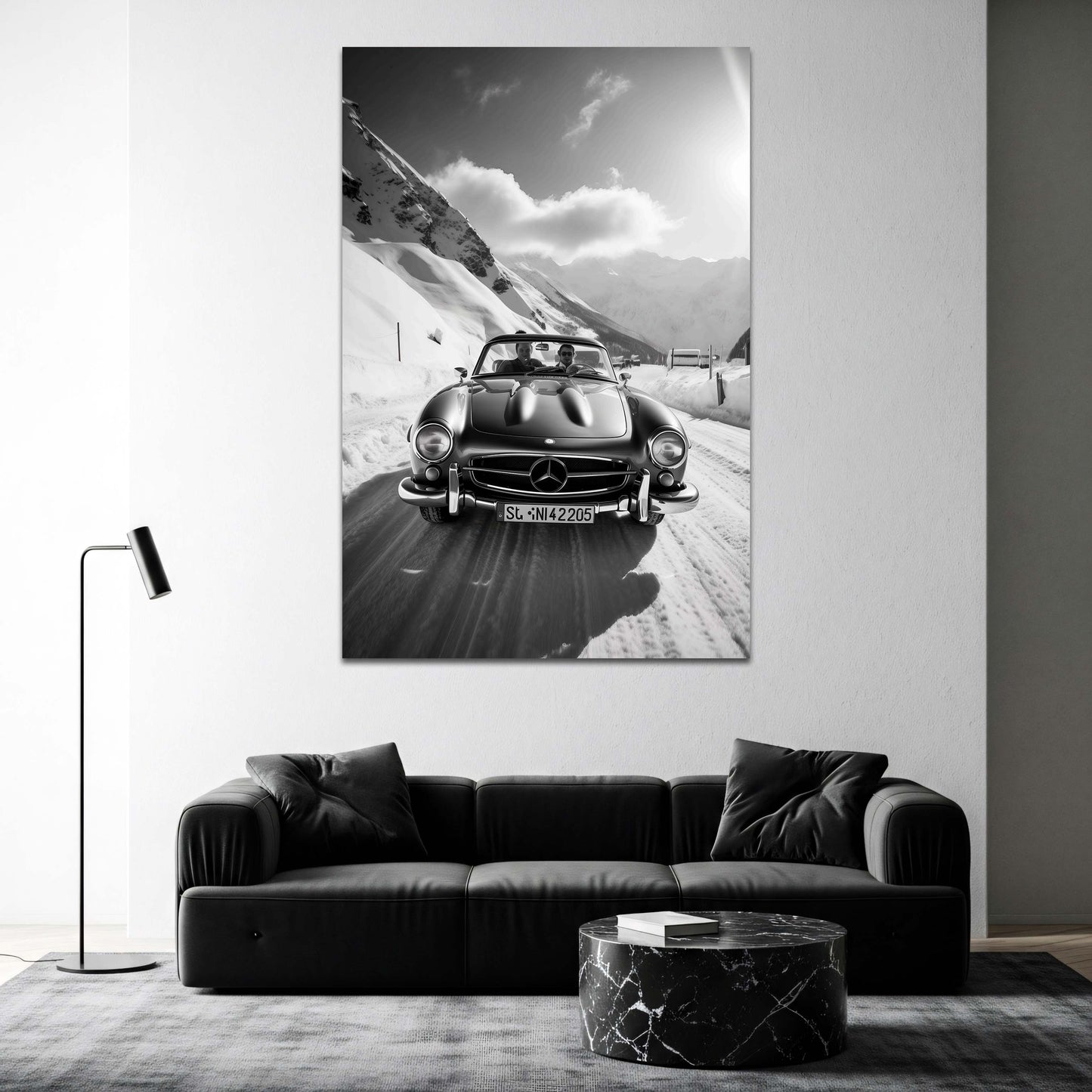Auto d'epoca decappottabile sulle Alpi innevate bianco nero quadro