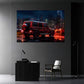 Auto rossa Classe G di notte davanti con lo skyline quadro