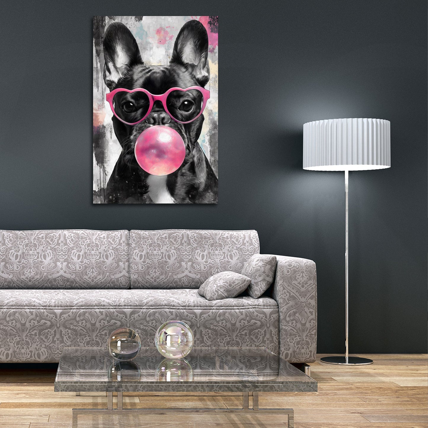 Bulldog francese con bolla di gomma rosa e occhiali quadro