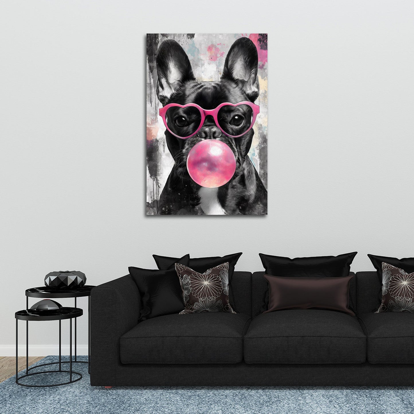Bulldog francese con bolla di gomma rosa e occhiali quadro