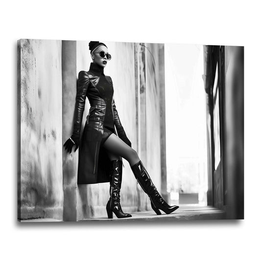 Donna con stivali alti e cappotto bianco e nero stile urbano quadro