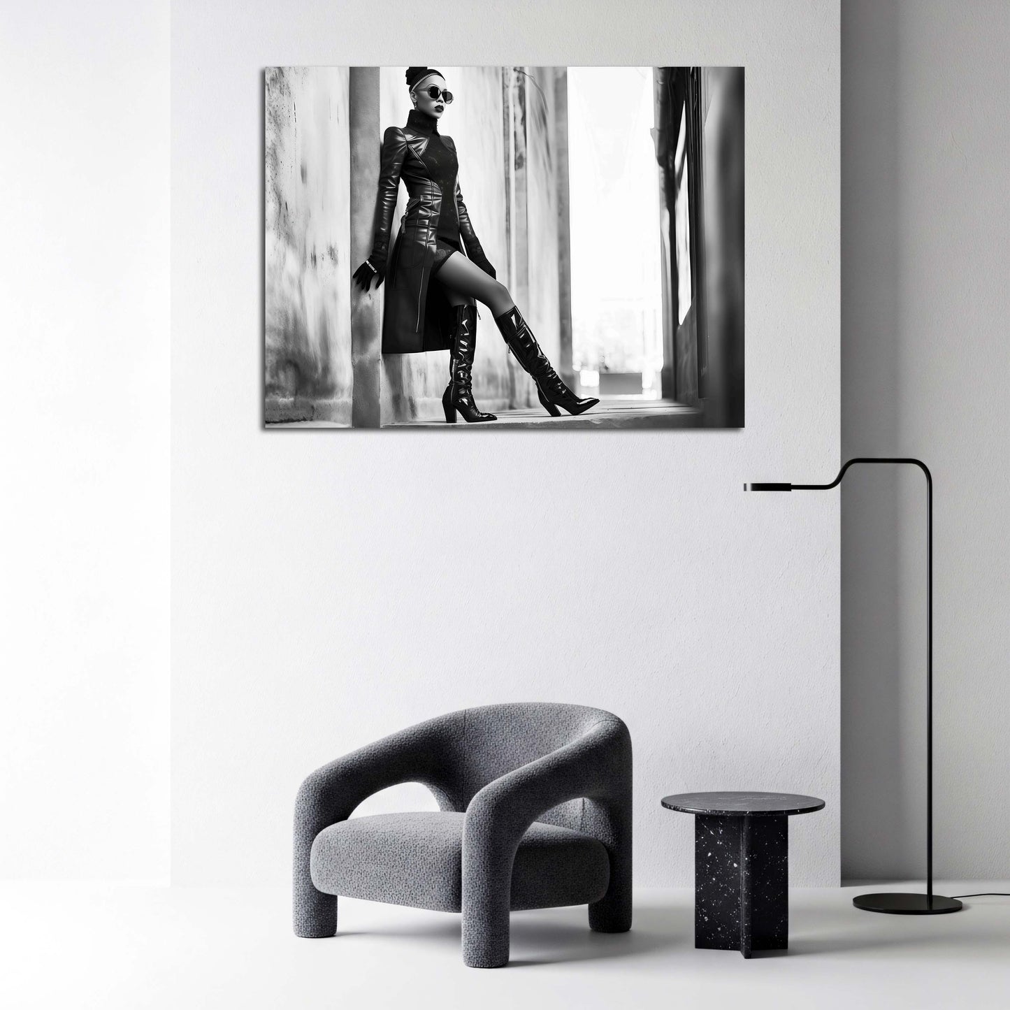 Donna con stivali alti e cappotto bianco e nero stile urbano quadro