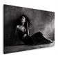 Donna elegante in abito nero seduta in bianco e nero quadro