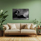 Donna elegante in abito nero seduta in bianco e nero quadro