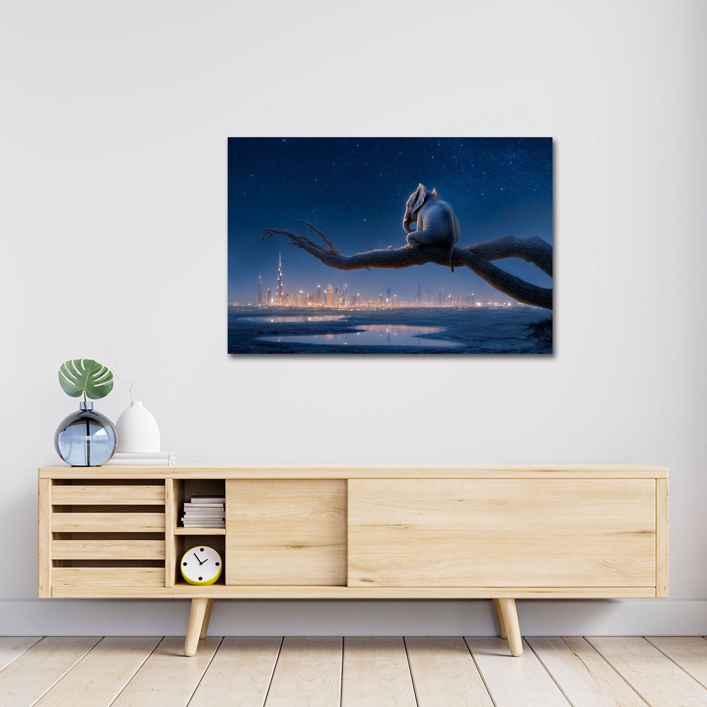 Elefante sul ramo osserva la skyline luminosa di notte quadro