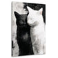 Gatti bianco e nero in dolce abbraccio armonioso quadro