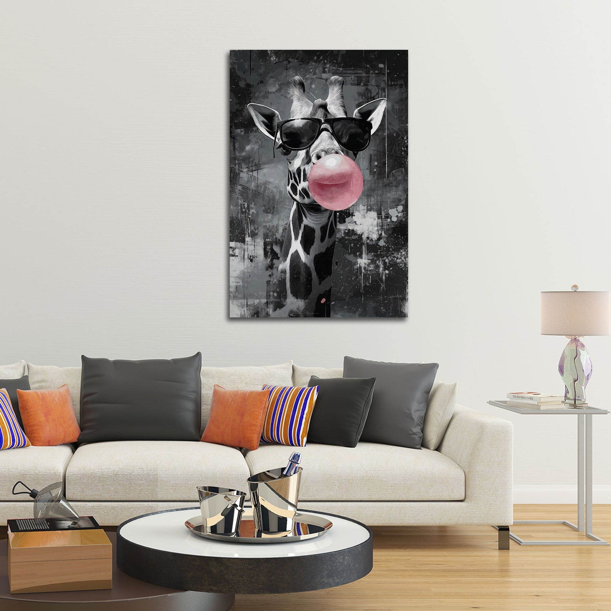 Giraffa elegante con occhiali da sole e gomma quadro