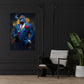 Gorilla in abito blu di lusso con vino e sigaro quadro