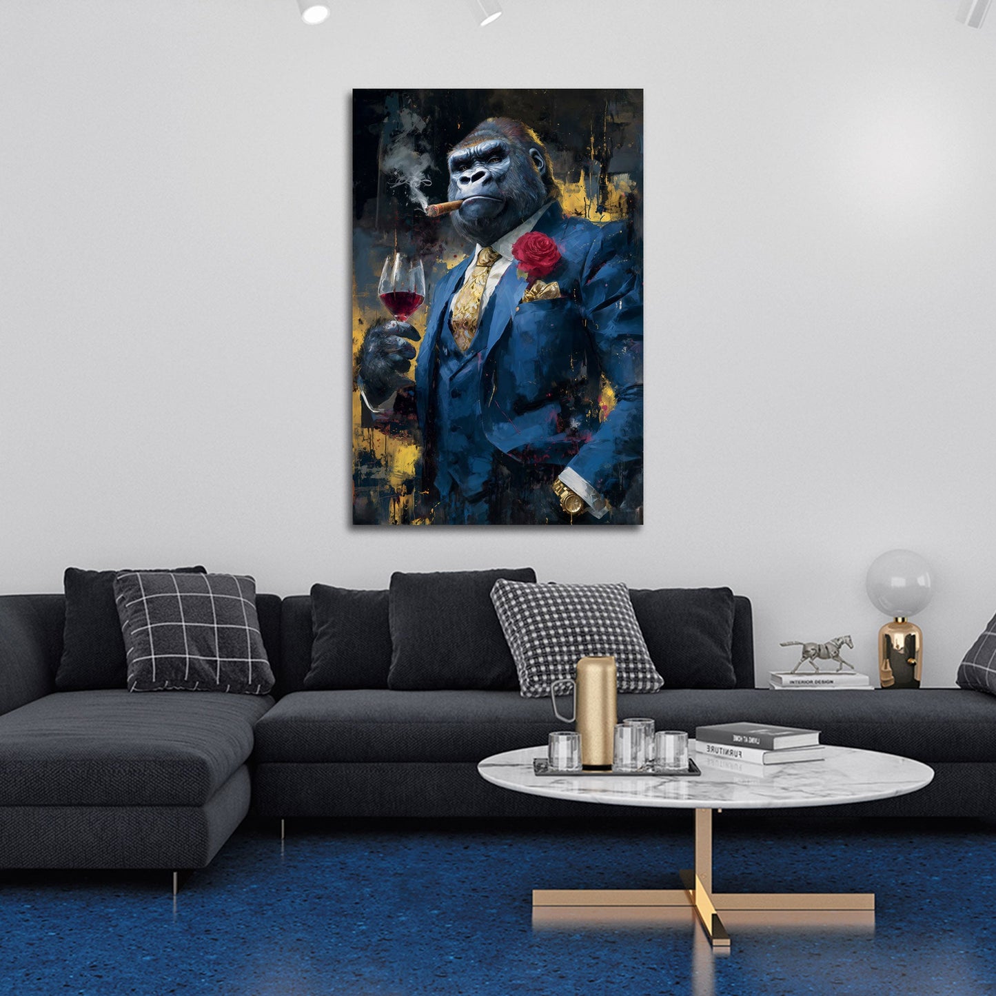 Gorilla in abito blu elegante con vino e sigaro quadro