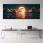 Luna piena dorata e luminosa sul mare di notte panorama quadro