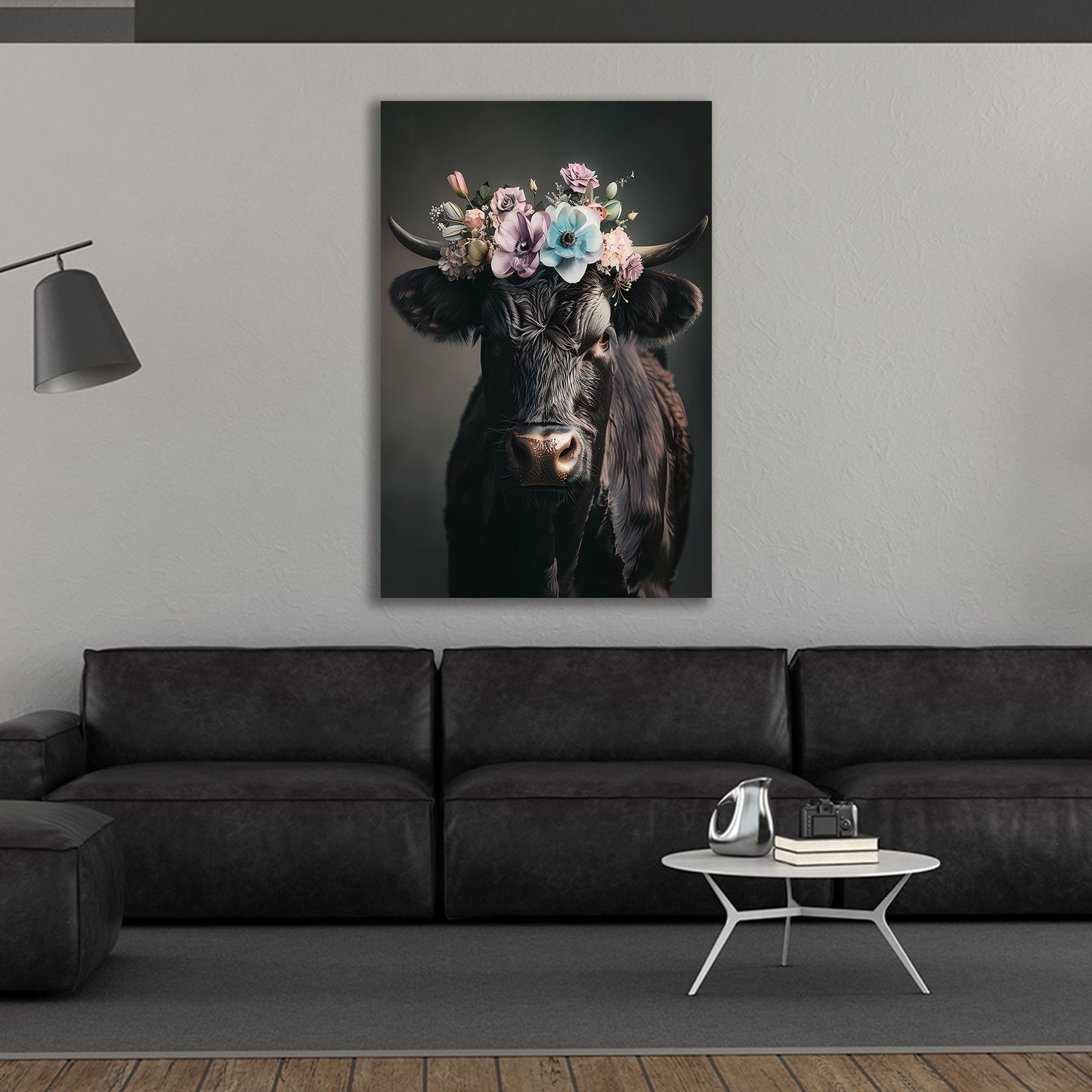 Mucca nera con corona di fiori quadro