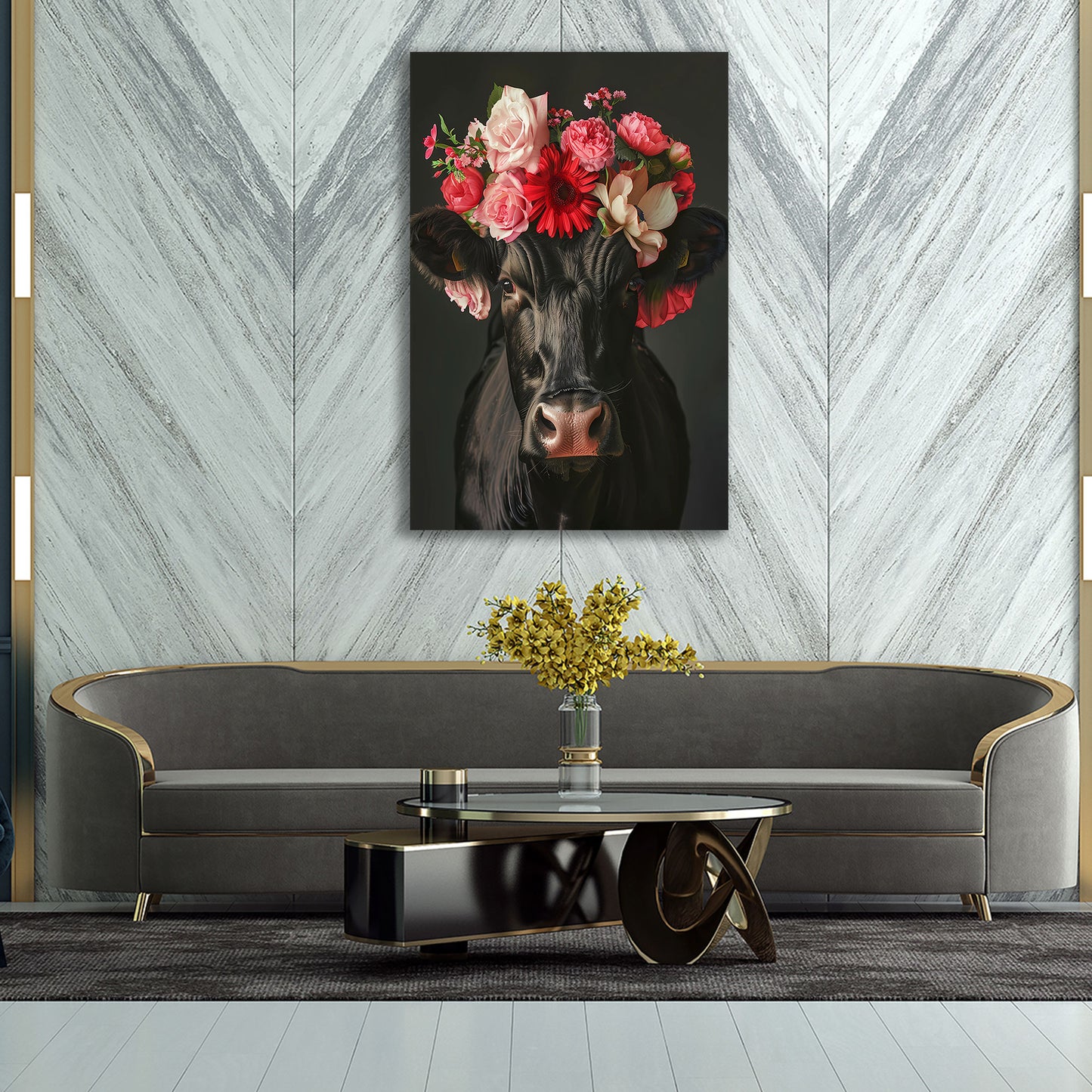 Mucca nera con corona di fiori rossi quadro
