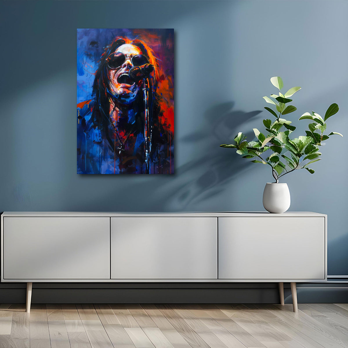 Ozzy con occhiali da sole canta al microfono espressivo quadro