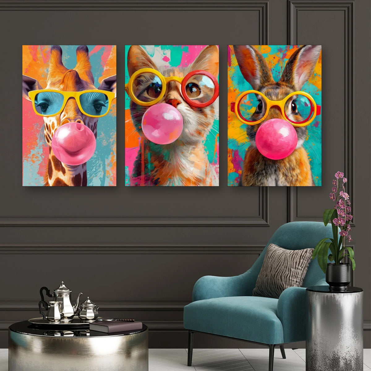 Set di 3 quadri Animali Pop Art con chewing gum appesi in soggiorno sopra il divano