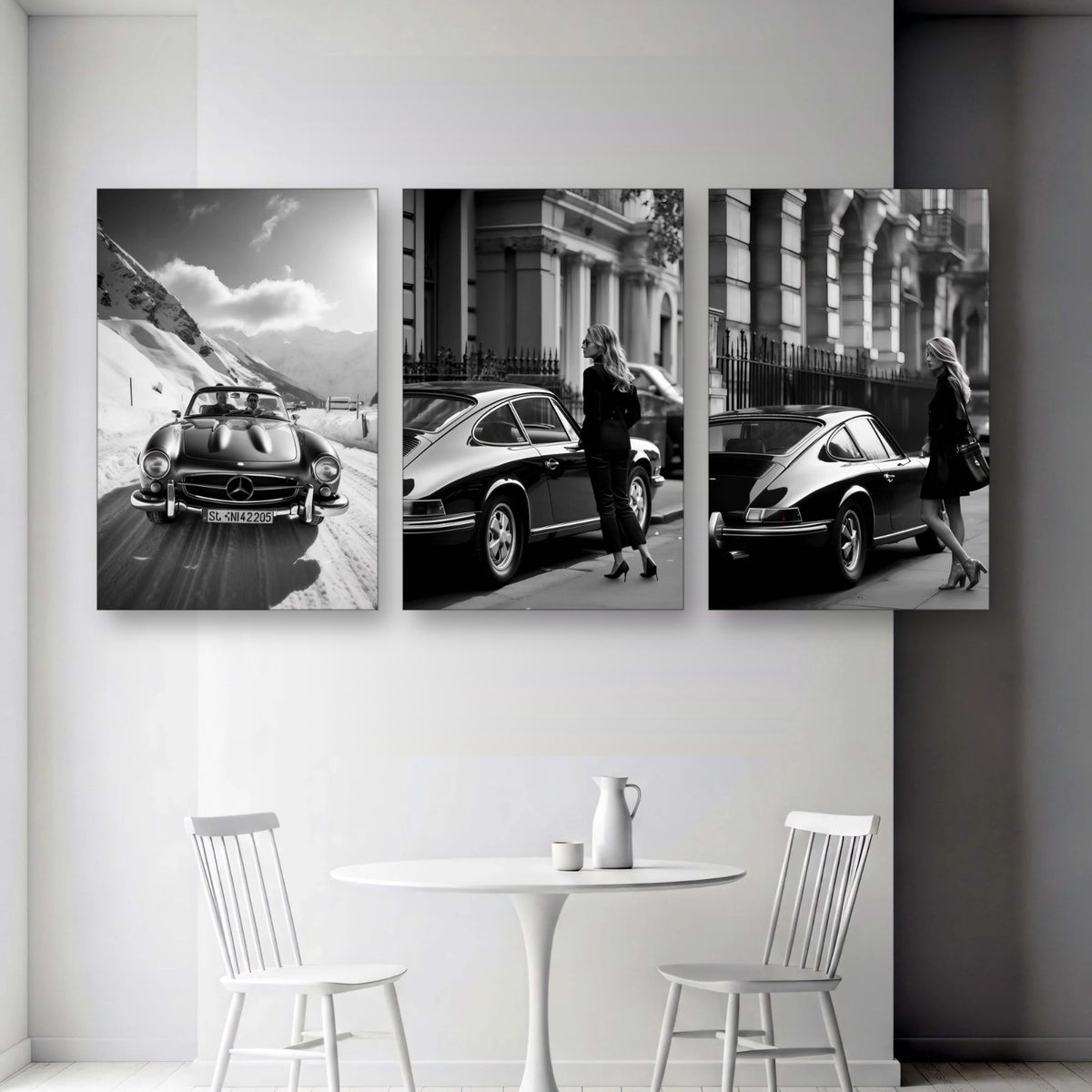 Set di 3 quadri Auto d’epoca in bianco e nero appesi in soggiorno sopra il divano