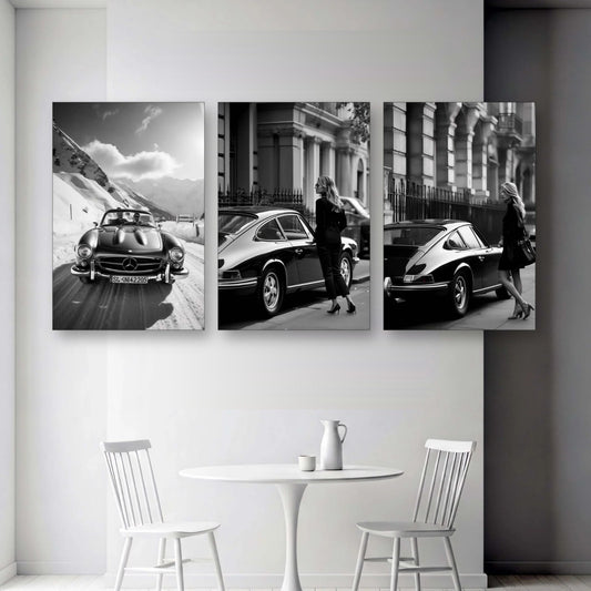 Set di 3 quadri Auto d’epoca in bianco e nero appesi in soggiorno sopra il divano